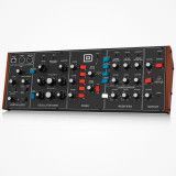 Sintetizador analógico BEHRINGER MODEL D